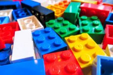 Bunte Bausteine als Sinnbild für Technik- und Bastelprojekte
