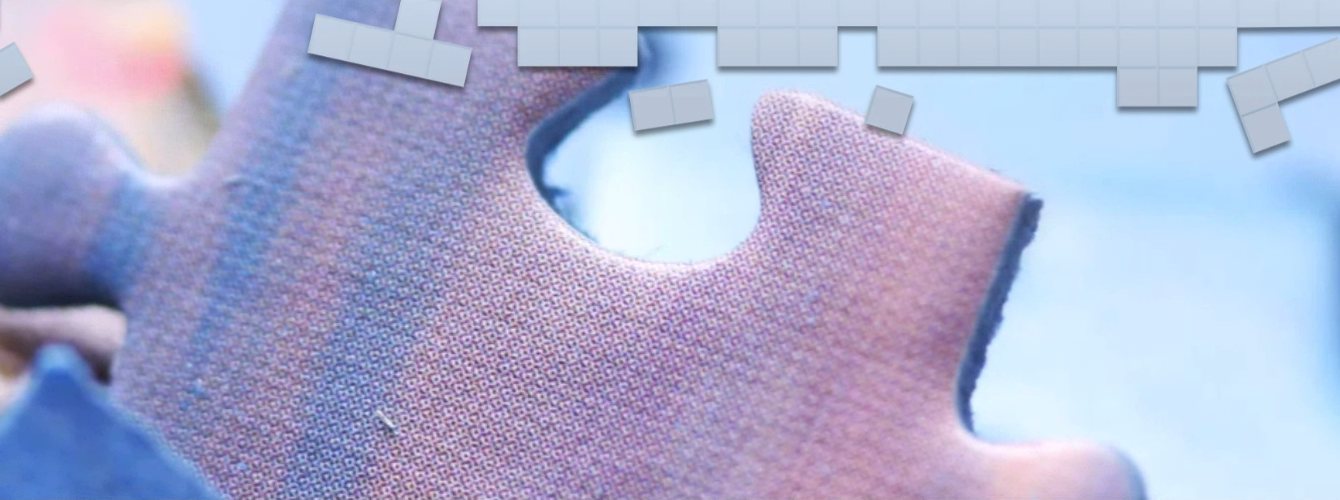 Nahaufnahme eines Puzzleteils, Sinnbild für die vielen Bausteine, die die Stiftung Felizia für Familien zusammenführt