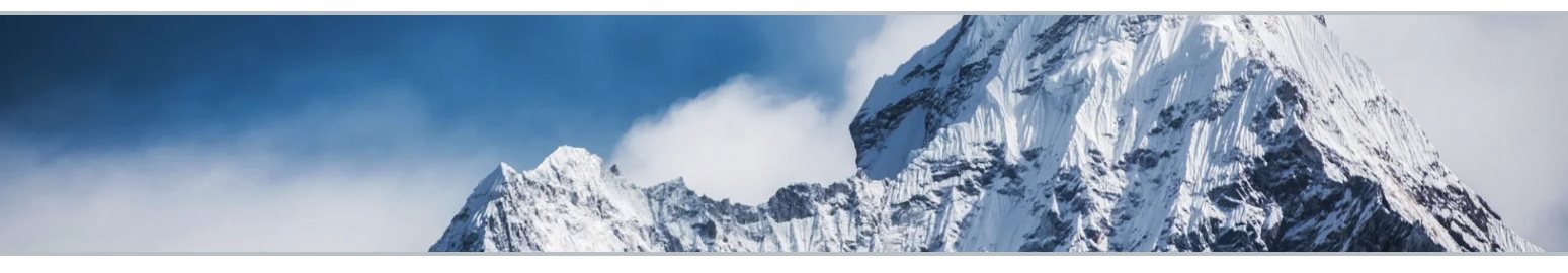 Schneebedeckte Berggipfel über den Wolken